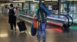 Moncloa presume de liderar la lucha contra el cobro de equipaje pese a defenderlo en 2024