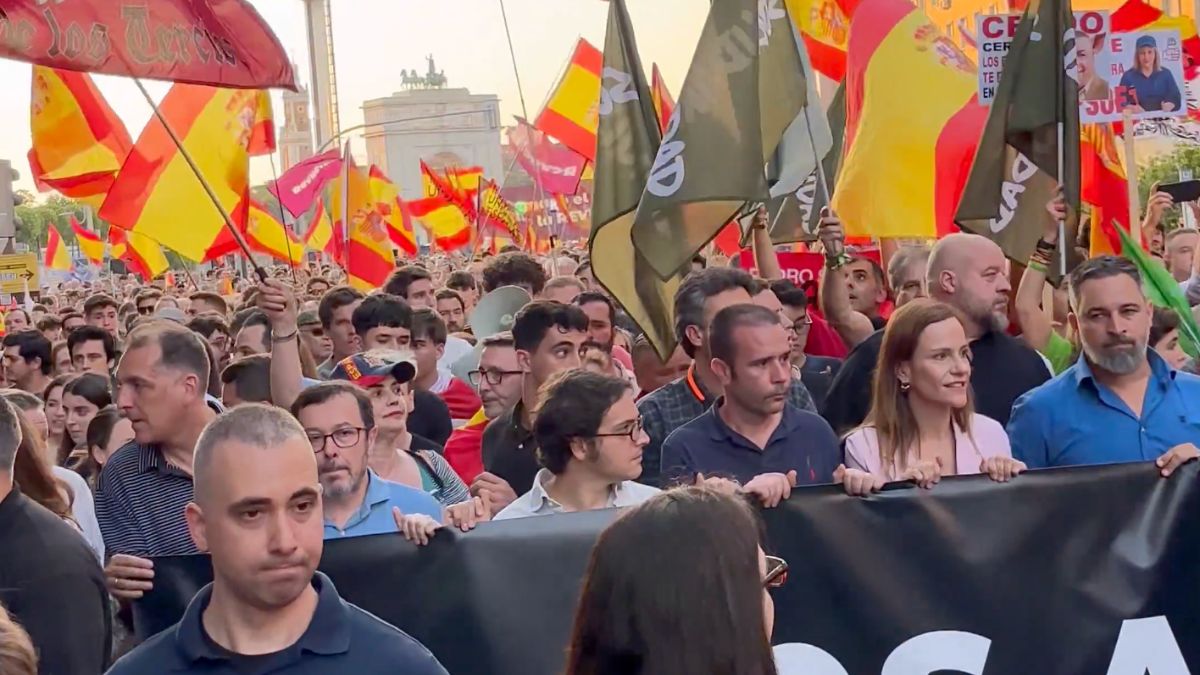 Miles de personas piden la salida de Sánchez en una marcha convocada por Vox en Madrid